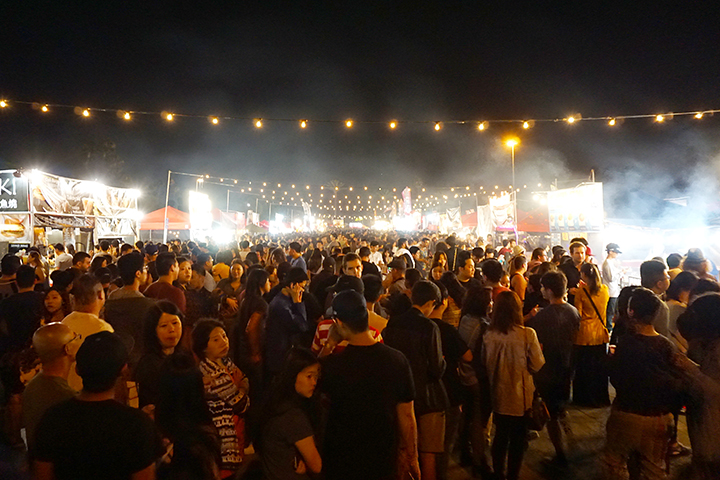 At night there are thousands of people, as far as the eye can see. (Vidal Espina/Logos)